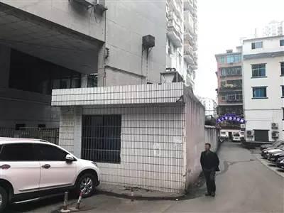 ▲12月13日,被杀的安某所在派出所,与乐贵建单位一墙之隔。