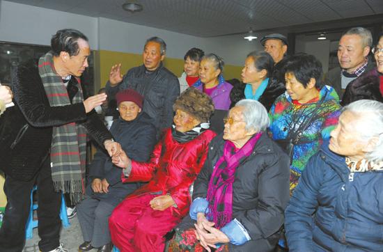 　　12月17日，刘祖树（红衣者）接受晚辈的祝贺。刘祖树今年103岁，两个妹妹也都已经90多岁，当日刘家后人为他举行坝坝宴庆生。
