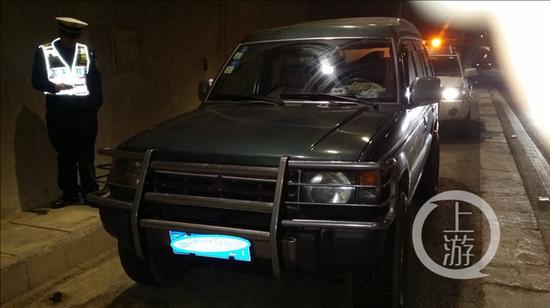 车主没驾照与代驾发生口角 连人带车被丢高速