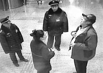老人在地铁内“逛”，民警将他送回家。视频截图