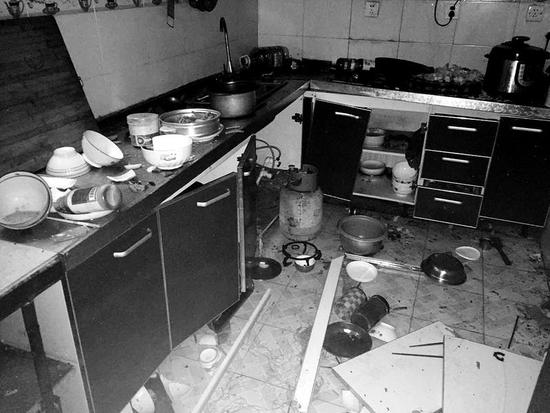 煤气罐泄漏闪爆，厨房一片狼藉。