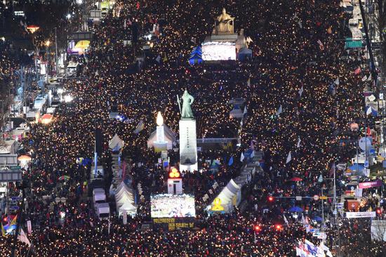 　　这是12月10日在韩国首尔拍摄的游行活动现场。当日，韩国民众走上街头，集会支持针对总统朴槿惠的弹劾动议案。（新华/法新）