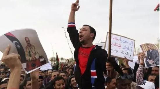 哈夫塔尔因其抗击‘伊斯兰国’的角色而在利比亚城市班加西广受欢迎。
