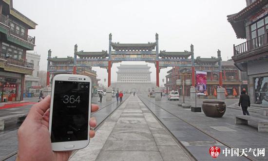 20日，北京前门步行街，PM2.5指数为364。（关禺/拍摄）