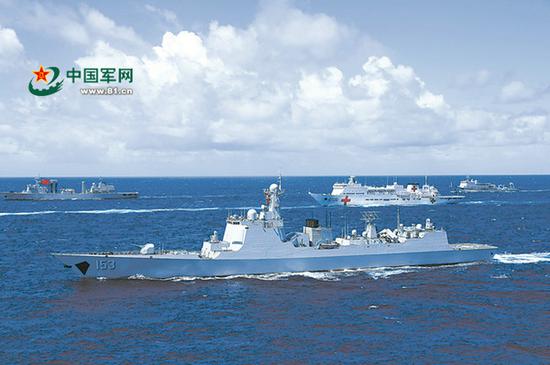 “环太平洋-2016”演习中，我海军导弹驱逐舰西安舰与综合补给舰高邮湖舰、和平方舟医院船、综合援潜救生船长岛船组成的舰艇编队正在进行演练。