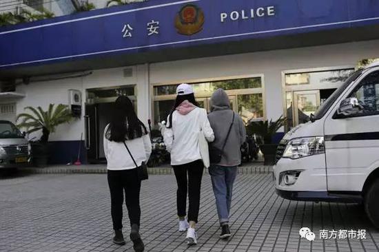 　　12月19日，三名女生接受媒体采访，讲述自己被骚扰的经过，三人一起到属地派出所报警。南都记者 黎湛均 摄