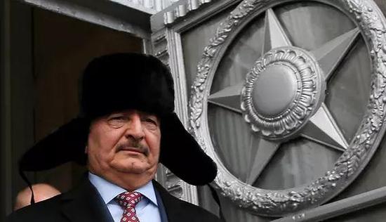 2016年11月29日，利比亚国民军司令哈利法·哈夫塔尔戴着俄式雷锋帽从俄罗斯外交部大楼走出。