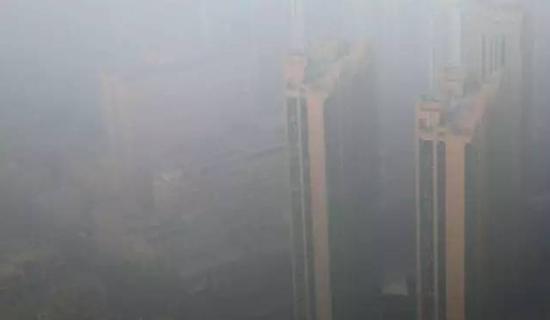12月19日,石家庄市再次遭遇严重雾霾天气,市区内的建筑物笼罩在雾霾中。图/视觉中国