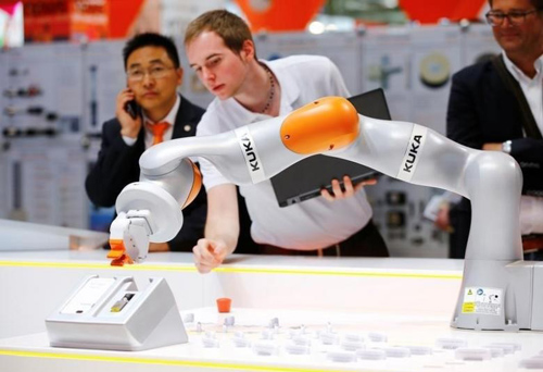 中国公司正在加速收购西方企业。图为即将被中国家电巨头美的收购的德国库卡公司生产的机器人。