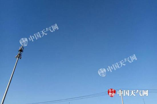 12月22日15时许，北京天空湛蓝。