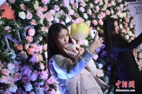 12月11日晚，重庆近百位网红美女聚集在大坪时代天街一酒吧内举行“网红狂欢趴”。图为网红美女正在玩自拍。 陈超 摄