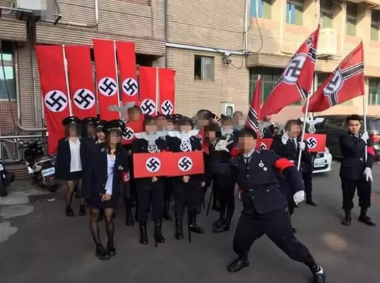 新竹光复中学学生与纳粹旗帜合影。