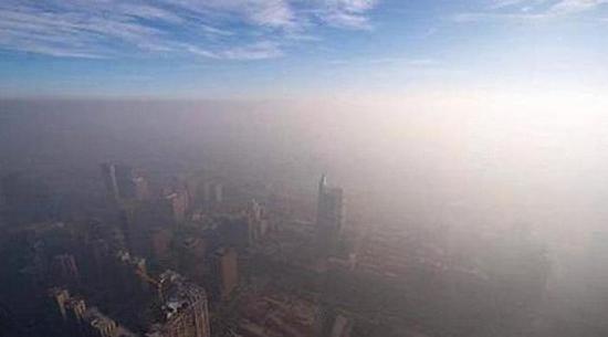16日下午三点，京华时报摄影记者潘之望在北京第一高楼中国尊拍摄的雾霾进京图。