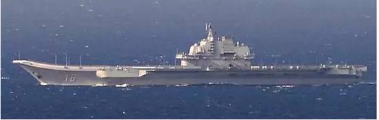 12月25日,日本防卫省联合参谋部发布由日本自卫队拍摄到的中国航母辽宁舰航行照片。