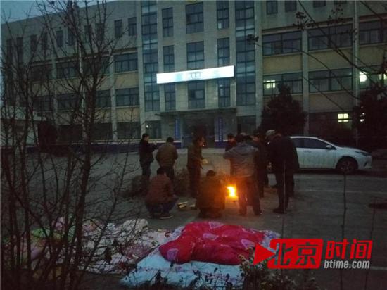 货车司机在交通执法局院内生火做饭 图/北京时间