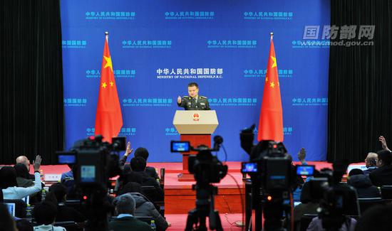 国防部新闻局局长、国防部新闻发言人杨宇军大校答记者问。李爱明 摄