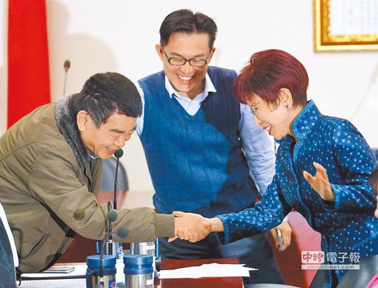 国民党28日中常会，中常委姚江临（左）态度软化，当众与洪秀柱握手。（图片来源：台湾《中国时报》）