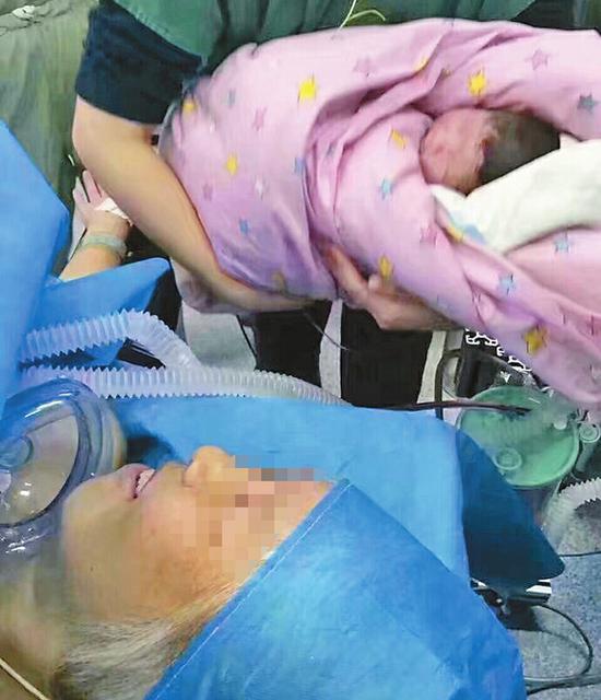 64岁老人昨日产下一名7斤4两的男婴 图片来自微博网友