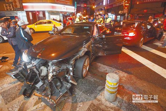 29日深夜发生两台BMW对撞事故。（图片来源：台湾《中国时报》）