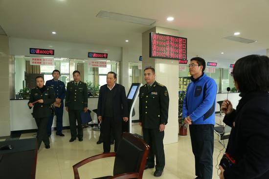 中部战区武汉军事法院院长一行到宜昌中院参观