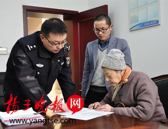 执行局法官李瑞指导九旬当事人吴锦华在法律文书上签字。