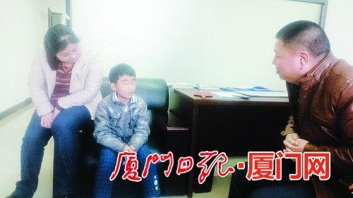 小龙与厦门市救助管理站工作人员聊天。