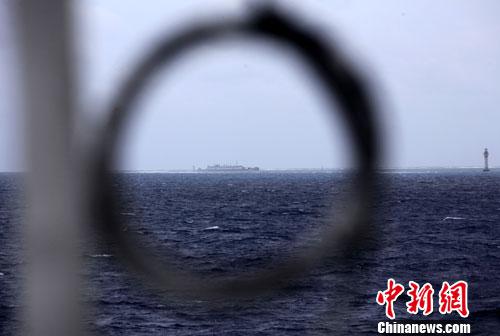 资料图：图为在科考船上远眺南沙永暑礁。中新社发 孙自法 摄