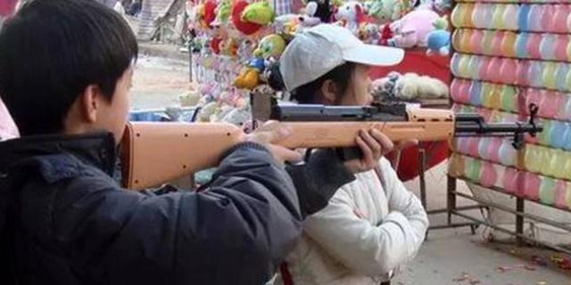 摆摊射气球获刑三年半，枪支认定标准是否过严