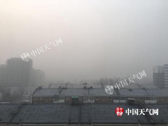 1日晨，北京雾和霾混杂，能见度差。