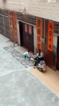女童疑遭亲属故意骑摩托车碾压双腿 警方介入|女童|摩托车|双腿网