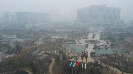 2016年12月30日，重度雾霾下的河南省新乡市。摄影/章轲