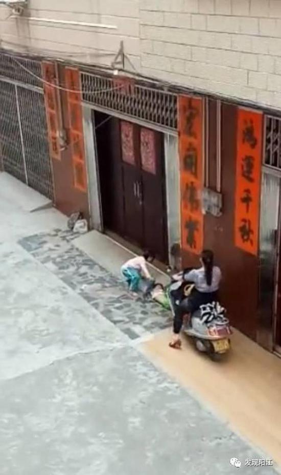 广东女子驾车故意碾压女童真相:欲吓其回家
