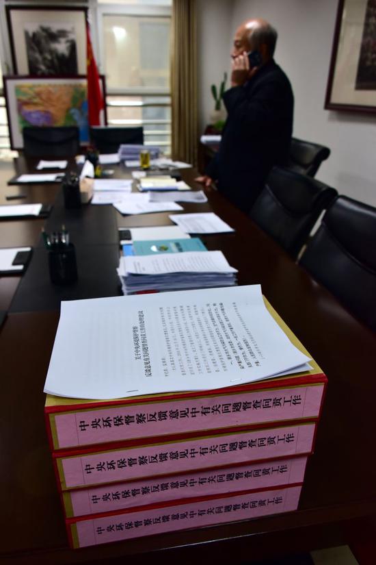 在胡建森的办公桌上，摆放着一份追责名单。摄影/章轲