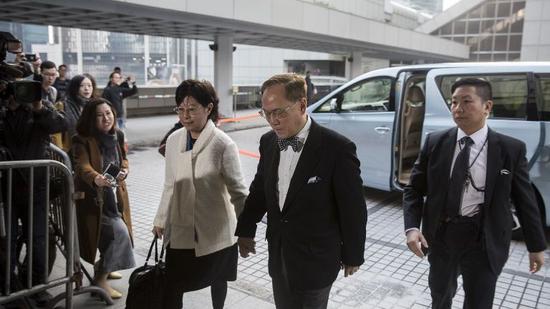 曾荫权在夫人陪同下到达香港高等法院