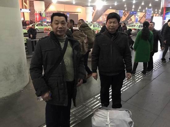 李中华亲属抵达成都双流机场（刘振华 摄）