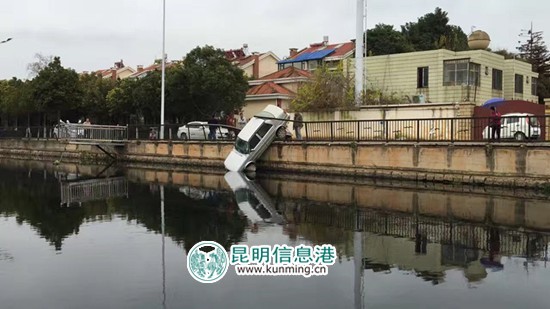 捷达车冲破铁栏杆，险些坠河 汪雨春/图