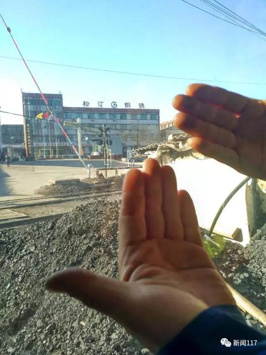 钢铁厂门口铁道工人的手永远是黑乎乎的,洗不干净。