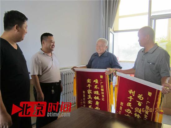 图中左二为田建庄