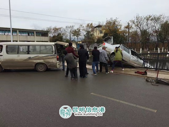 众人合力将车辆拖了上来。汪雨春/图