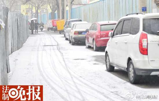 地上已有轻薄积雪。