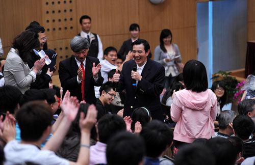 自卸任台湾地区领导人以来，马英九多次走进校园，与两岸学子交流。（台媒图）