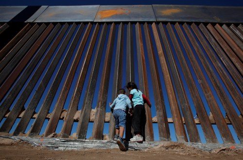 图上这道刚建好的围墙位于美国新墨西哥州桑德兰公园境内、墨西哥边界城市华雷斯城对面。那里原本有一道篱笆阻隔两地，如今被高高的围墙隔离开来。