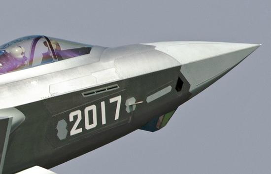 2017号歼20是目前所知的最后一架涂装试飞编号的歼20战斗机，进入2017年，有网友上传自己拍摄的2017号歼20的超清晰大图，有不少及细节可以清晰看到。