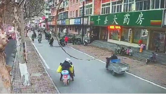 ��綯��Ů��ײ�˺�ֻ����һ�۱�Ѹ������