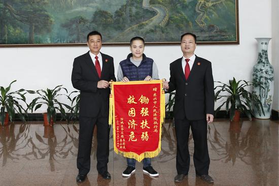东兴法院:倾力执行解民忧 当事人送锦旗表谢意
