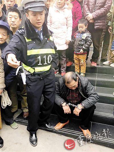 民警现场捉住嫌疑人 警方视频截图