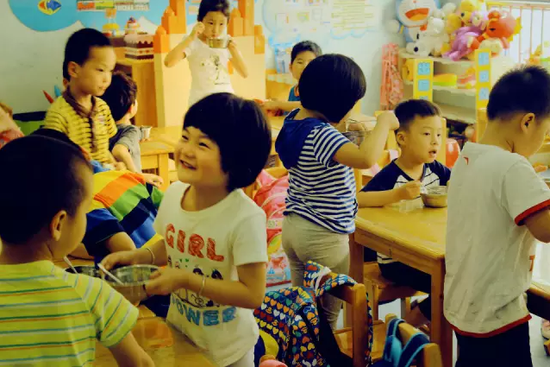 杭州天长小学的东坡路校区是新装修过的，整幢楼都是密闭的，统一装上了空气净化设备。