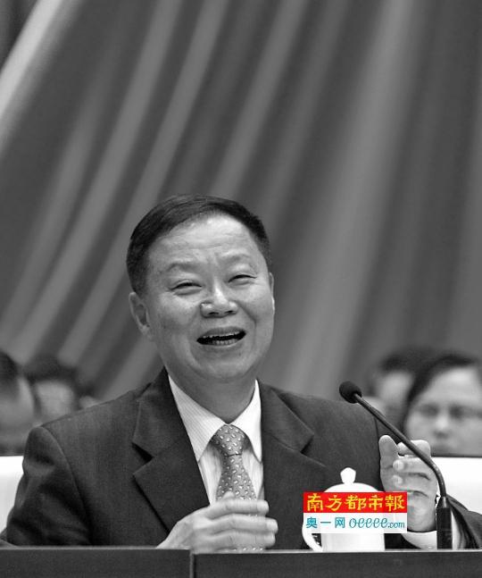 担任主持人的广州市政协副主席平欣光。