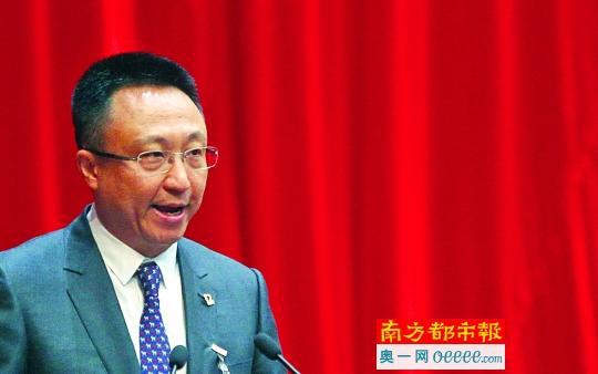 昨日，在广州市政协十三届一次会议的大会发言上，政协委员曹志伟发言。