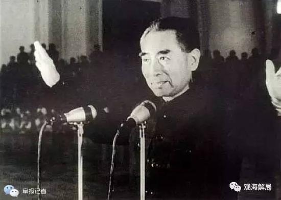 （1964年10月16日，周总理宣布我国第一颗原子弹爆炸成功）